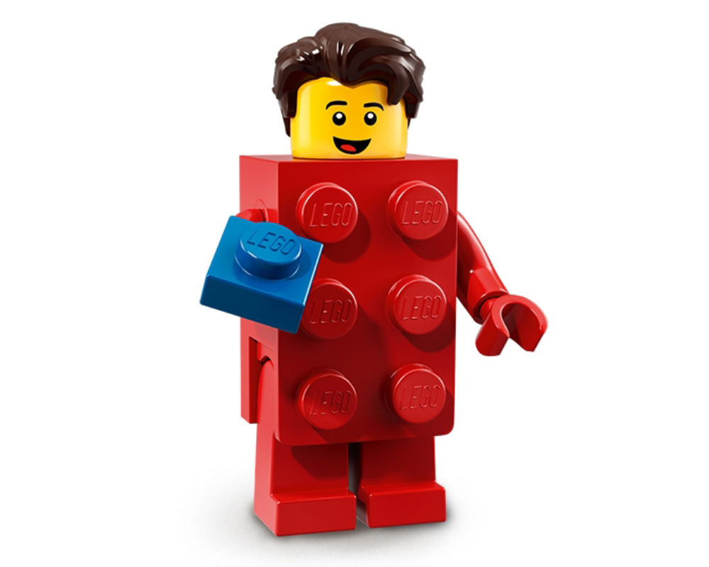 Парень в костюме кубика Lego