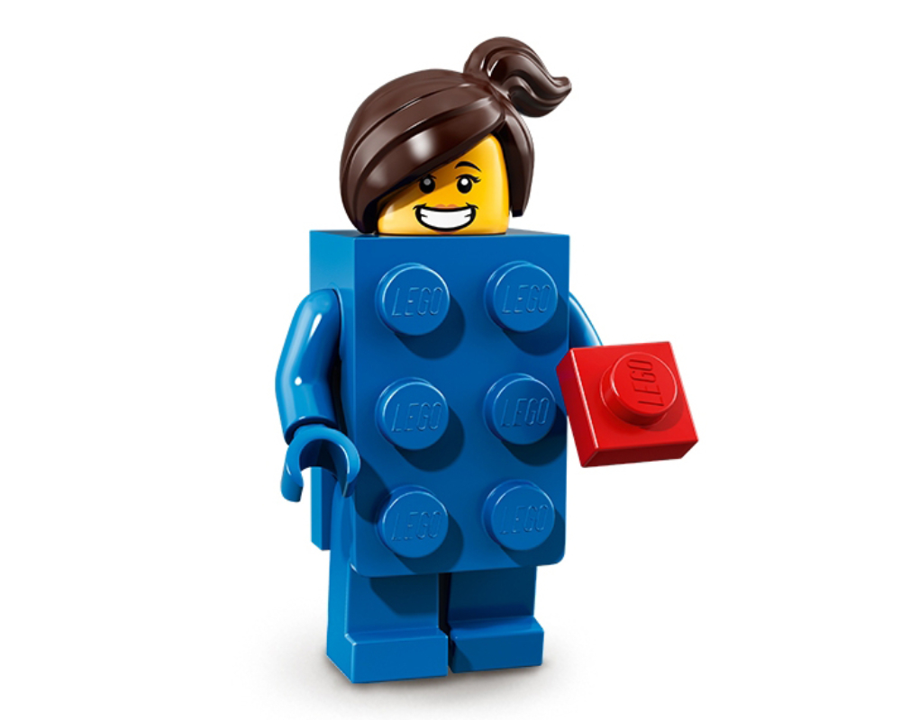 Девочка в костюме кубика Lego